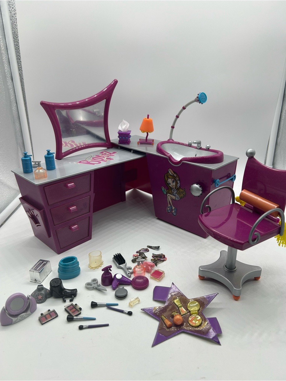 2004 Bratz Stylin' Hair Studio Salon Playset & Tons Of Accessories Lot Vintage
